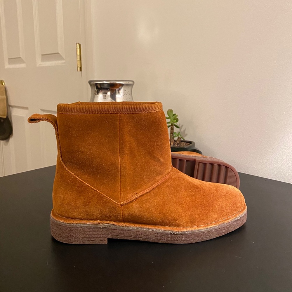 Woman’s size 7 Clarks suede leather boots